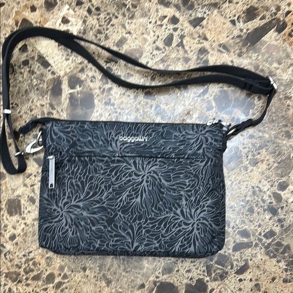 NWOT Baggallini Charcoal Floral Crossbody Bag - Picture 1 of 6